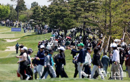 [인천=뉴시스] 홍효식 기자 = 4일 인천 연수구 송도 잭 니클라우스 골프클럽 코리아에서 열린 LIV 골프 코리아를 찾은 갤러리들이 선수들을 따라 이동하고 있다. 2025.05.04. yesphoto@newsis.com