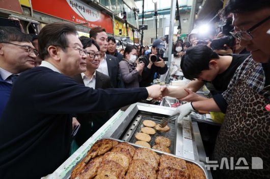 [단양=뉴시스] 조성봉 기자 = 민심을 청취하는 '경청 투어'에 나선 이재명 더불어민주당 대선후보가 4일 충북 단양구경시장에서 시장 상인과 악수를 하고 있다. 2025.05.04. suncho21@newsis.com