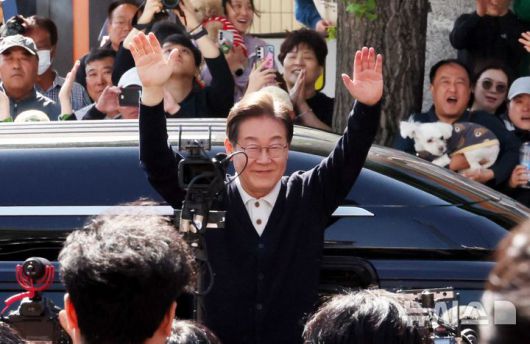 [영월=뉴시스] 조성봉 기자 = 민심을 청취하는 '경청 투어'에 나선 이재명 더불어민주당 대선후보가 4일 강원 영월서부시장에서 시민들에게 인사하고 있다. 2025.05.04. suncho21@newsis.com