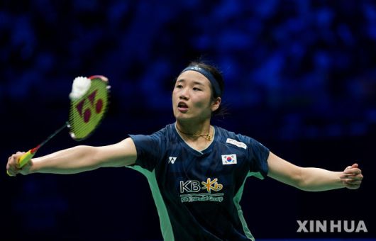[샤먼=신화/뉴시스] 안세영이 4일(현지 시간) 중국 푸젠성 샤먼에서 열린 2025 세계배드민턴연맹(BWF) 수디르만컵 중국과의 결승전 여자 단식 2경기에서 왕즈이와 경기하고 있다. 안세영이 2-0(21-17 21-16)으로 승리했으나 한국은 혼합 복식, 남자 단식, 여자 복식에서 모두 패해 매치 스코어 1-3으로 준우승을 거뒀다. 2025.05.05.