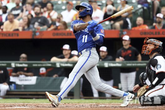 [볼티모어=AP/뉴시스] 캔자스시티 로열스의 마이켈 가르시아가 5일(한국 시간) 미국 메릴랜드주 볼티모어의 오리올 파크 앳 캠든 야즈에서 열린 2025 메이저리그(MLB) 볼티모어 오리올스와의 경기에서 2회초 홈런을 때려내고 있다. 2025.05.05