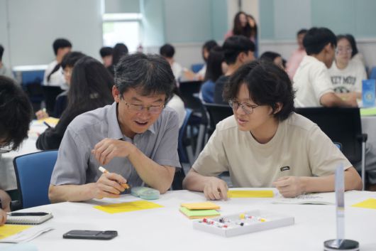 [울산=뉴시스] 구미현 기자 = 학생 자치회와 소통하는 천창수 울산교육감 (사진=울산시교육청 제공) photo@newsis.com *재판매 및 DB 금지