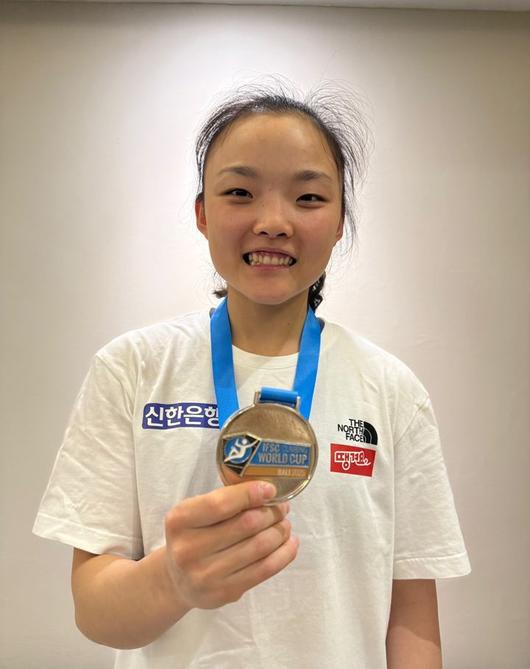 [서울=뉴시스] 2025 국제스포츠클라이밍연맹(IFSC) 월드컵 3차 대회 리드 종목에서 은메달을 딴 서채현. (사진 = 올댓스포츠 제공) *재판매 및 DB 금지
