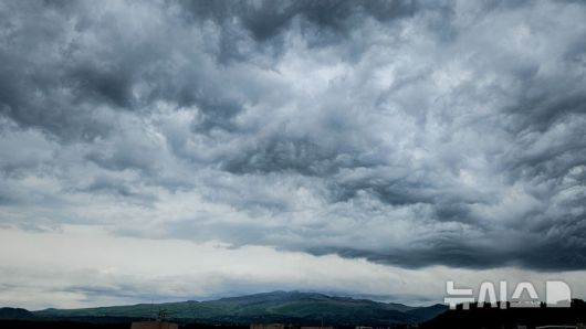 [제주=뉴시스] 우장호 기자 = 어린이날인 5일 오전 제주 하늘에 '거친물결구름'이 지나고 있다. 거친물결구름은 구름 속 공기 덩어리 파동이 구름 안에 갇혀서 올라갔다 내려갔다를 반복하게 되는데, 그때 구름 아래가 물결치듯 일렁이게 되는 현상이다. 2025.05.05. woo1223@newsis.com