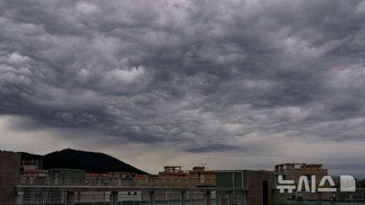 [제주=뉴시스] 우장호 기자 = 어린이날인 5일 오전 제주 하늘에 '거친물결구름'이 지나고 있다. 거친물결구름은 구름 속 공기 덩어리 파동이 구름 안에 갇혀서 올라갔다 내려갔다를 반복하게 되는데, 그때 구름 아래가 물결치듯 일렁이게 되는 현상이다. 2025.05.05. woo1223@newsis.com