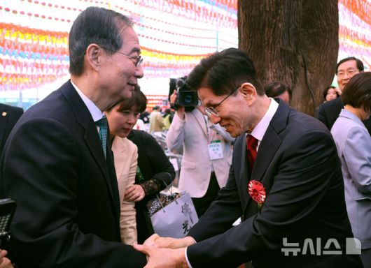 [서울=뉴시스] 최진석 기자 = 김문수 국민의힘 대선 후보와 한덕수 무소속 대선 예비후보가 5일 서울 종로구 조계사에서 열린 부처님오신날 봉축법요식에서 악수하고 있다. (대통령실통신사진기자단) 2025.05.05. myjs@newsis.com