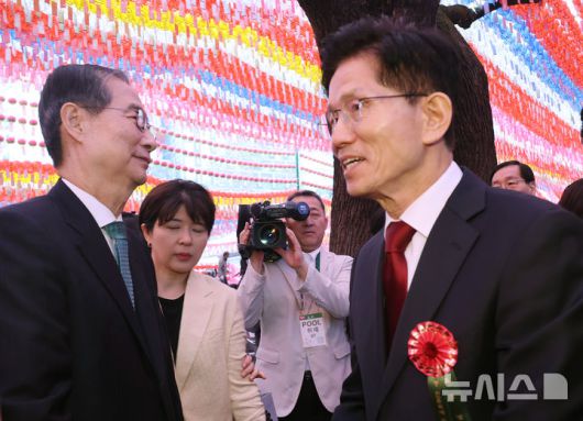 [서울=뉴시스] 최진석 기자 = 김문수 국민의힘 대선 후보와 한덕수 무소속 대선 예비후보가 난 5일 서울 종로구 조계사에서 열린 부처님오신날 봉축법요식에서 악수하고 있다. (대통령실통신사진기자단) 2025.05.05. myjs@newsis.com