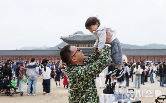 [서울=뉴시스] 조수정 기자 = 어린이날이었던 지난달 5일 서울 종로구 경복궁 광화문에서 어린이가 아빠와 함께 나들이를 하고 있는 모습. 2025.05.03. chocrystal@newsis.com
