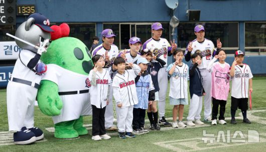 [서울=뉴시스] 김선웅 기자 = 어린이날인 5일 서울 송파구 잠실야구장에서 열린 2025 프로야구 LG 트윈스 vs 두산 베어스의 경기 시작 전 두산 선수들과 어린이 야구팬들이 어린이날 미니 올림픽 이벤트를 마친 뒤 기념사진을 촬영하고 있다. 2025.05.05. mangusta@newsis.com