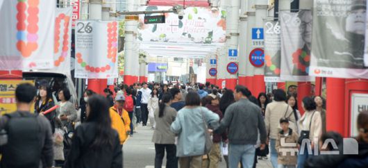 [전주=뉴시스] 김얼 기자 = 제26회 전주국제영화제가 한창인 5일 전북 전주시 전주영화의거리를 찾은 시민들로 일대가 북적이고 있다. 2025.05.05. pmkeul@newsis.com