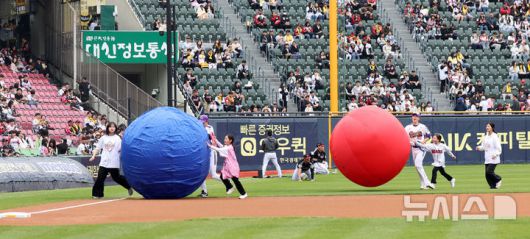 [서울=뉴시스] 김선웅 기자 = 어린이날인 5일 서울 송파구 잠실야구장에서 열린 2025 프로야구 LG 트윈스 vs 두산 베어스의 경기 시작 전 두산 선수들과 어린이 야구팬들이 어린이날 미니 운동회 이벤트에 참여하고 있다. 2025.05.05. mangusta@newsis.com