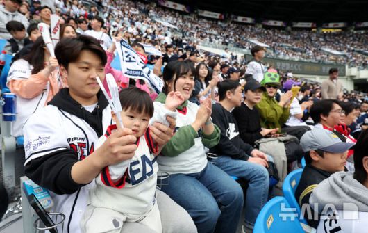 [서울=뉴시스] 김선웅 기자 = 어린이날인 5일 서울 송파구 잠실야구장에서 열린 2025 프로야구 LG 트윈스 vs 두산 베어스의 경기, 어린이 야구팬이 열띤 응원을 펼치고 있다. 2025.05.05. mangusta@newsis.com