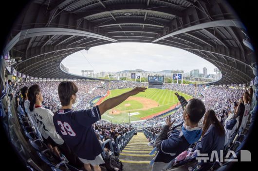 [서울=뉴시스] 김선웅 기자 = 어린이날인 5일 서울 송파구 잠실야구장에서 열린 2025 프로야구 LG 트윈스 vs 두산 베어스의 경기, 야구팬들이 경기를 관람하고 있다. 2025.05.05. mangusta@newsis.com