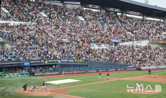 [서울=뉴시스] 김선웅 기자 = 어린이날인 5일 서울 송파구 잠실야구장에서 열린 2025 프로야구 LG 트윈스 vs 두산 베어스의 경기, 야구팬들이 경기를 관람하고 있다. 2025.05.05. mangusta@newsis.com