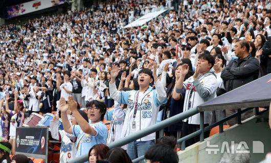 [서울=뉴시스] 김선웅 기자 = 어린이날인 5일 서울 송파구 잠실야구장에서 열린 2025 프로야구 LG 트윈스 vs 두산 베어스의 경기, 야구팬들이 경기를 관람하고 있다. 2025.05.05. mangusta@newsis.com