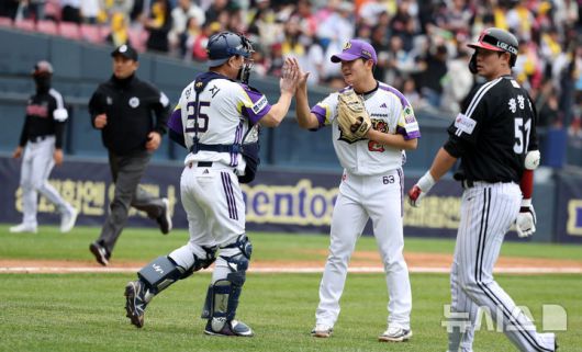[서울=뉴시스] 김선웅 기자 = 어린이날인 5일 서울 송파구 잠실야구장에서 열린 2025 프로야구 LG 트윈스 vs 두산 베어스의 경기, 5-2로 LG에 승리를 거둔 두산 선수들이 자축하고 있다. 2025.05.05. mangusta@newsis.com
