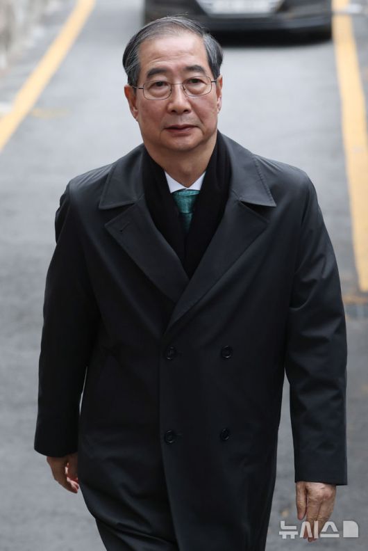 [서울=뉴시스] 조수정 기자 = 한덕수 무소속 대통령 선거 예비 후보가 5일 손학규 전 민주당 대표와 만찬 회동을 갖기위해 서울 종로구 한 식당으로 들어서고 있다. (공동취재) 2025.05.05. chocrystal@newsis.com