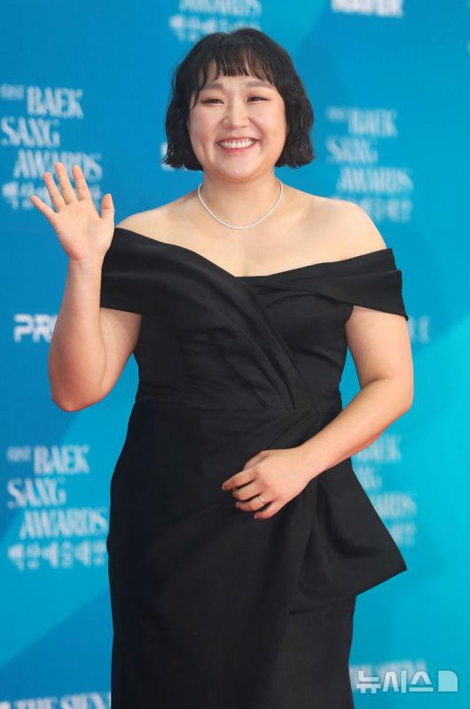 [서울=뉴시스] 김혜진 기자 = 방송인 이수지가 5일 오후 서울 강남구 코엑스에서 열린 제61회 백상예술대상 시상식에서 포즈를 취하고 있다. 2025.05.05. jini@newsis.com