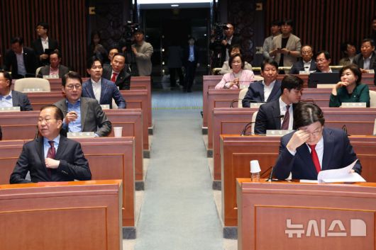 [서울=뉴시스] 권창회 기자 = 권영세 국민의힘 비상대책위원장과 권성동 원내대표가 지난 5일 서울 여의도 국회에서 열린 의원총회에 참석해 자리하고 있다. 2025.05.05. kch0523@newsis.com