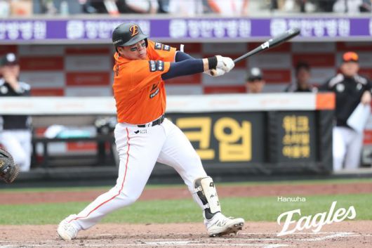 [서울=뉴시스] 프로야구 한화 이글스 안치홍이 지난달 27일 대전 한화생명볼파크에서 열린 2025 신한 쏠뱅크 KBO리그 KT 위즈와의 경기 7회 안타를 치고 있다. (사진=한화 이글스 제공) 2025.04.27. *재판매 및 DB 금지