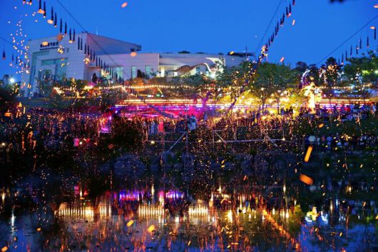 [해남=뉴시스]공룡연못에서 열린 낙화놀이. (사진=해남군 제공) 2025.05.06. photo@newsis.com *재판매 및 DB 금지