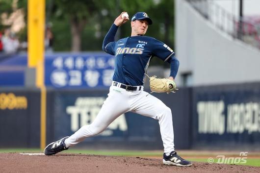 [서울=뉴시스] 프로야구 NC 다이노스 라일리 톰슨이 지난달 30일 광주-기아 챔피언스필드에서 열린 2025 신한 쏠뱅크 KBO리그 KIA 타이거즈와의 경기에 선발 등판해 공을 던지고 있다. (사진=NC 다이노스 제공) 2025.04.30. *재판매 및 DB 금지