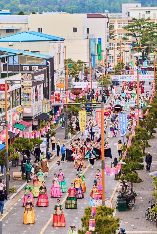 [남원=뉴시스] 김종효 기자 = 지난 5일 '제95회 춘향제'가 열리고 있는 남원 광한루원 일원의 대동길놀이, 긴 퍼레이드 행렬을 올해의 춘향이들이 이끌고 있다. (사진=남원시 제공) 2025.05.06. photo@newsis.com  *재판매 및 DB 금지