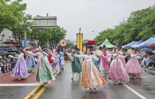 [남원=뉴시스] 김종효 기자 = 지난 5일 '제95회 춘향제'가 열리고 있는 남원 광한루원 일원의 대동길놀이, 신관사또 부임행렬 앞에서 신나는 소고춤 공연이 펼쳐지고 있다. (사진=남원시 제공) 2025.05.06. photo@newsis.com  *재판매 및 DB 금지