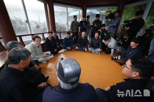 [장수=뉴시스] 조성봉 기자 = 민심을 청취하는 '경청 투어'에 나선 이재명 더불어민주당 대선후보가 6일 전북 장수군 천천면 오옥마을에서 주민 간담회를 하고 있다.2025.05.06. suncho21@newsis.com