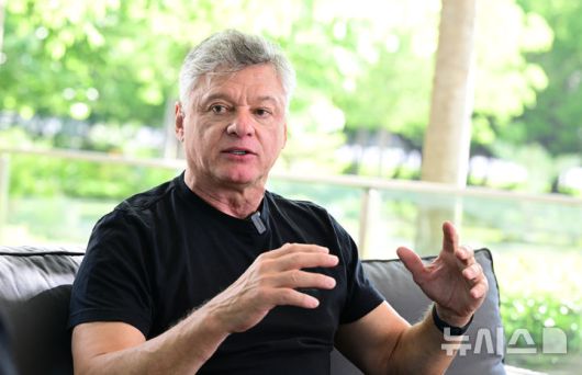 [서울=뉴시스]남자배구 대한항공 헤난 감독. (사진=KOVO 제공)