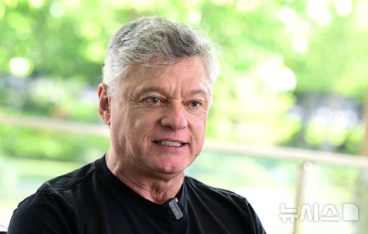 [서울=뉴시스]남자배구 대한항공 헤난 감독. (사진=KOVO 제공)