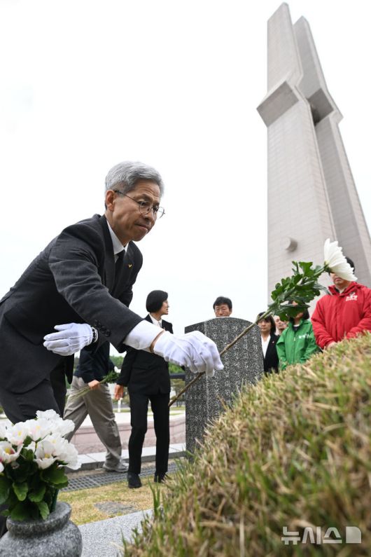 [광주=뉴시스] 이영주 기자 = 권영국 민주노동당 대선후보가 6일 오전 광주 북구 운정동 국립5·18민주묘지에서 5·18시민군 대변인 고(故) 윤상원 열사의 묘소를 참배, 헌화하고 있다.  2025.05.06. leeyj2578@newsis.com