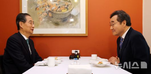 [서울=뉴시스] 정병혁 기자 = 한덕수 무소속 대통령 선거 예비 후보와 이낙연 새미래민주당 상임고문이 6일 서울 중구 달개비 컨퍼런스하우스에서 오찬회동을 하고 있다 (공동취재) 2025.05.06. photo@newsis.com