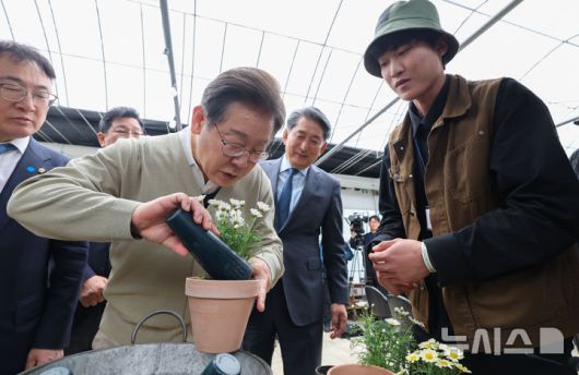 [보은=뉴시스] 조성봉 기자 = 민심을 청취하는 '경청 투어'에 나선 이재명 더불어민주당 대선후보가  6일 충북 보은군 화훼농원 숲결에서 분갈이 체험을 하고 있다. (공동취재) 2025.05.06. photo@newsis.com