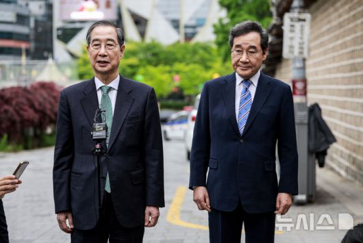 [서울=뉴시스] 정병혁 기자 = 한덕수 무소속 대통령 선거 예비 후보가 6일 서울 중구 달개비 컨퍼런스하우스에서  이낙연 새미래민주당 상임고문이 오찬회동 마친 뒤 취재진에게 입장을 밝히고 있다. 2025.05.06. jhope@newsis.com