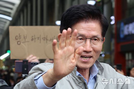 [포항=뉴시스] 권창회 기자 = 김문수 국민의힘 대선 후보가 6일 경북 포항시 죽도시장을 방문해 시민들에게 인사하고 있다. 2025.05.06. kch0523@newsis.com