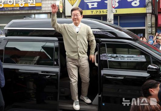 [옥천=뉴시스] 조성봉 기자 = 민심을 청취하는 '경청 투어'에 나선 이재명 더불어민주당 대선후보가 6일 충북 옥천군 옥천공설시장에서 시민들에게 손 인사를 하고 있다. 2025.05.06. suncho21@newsis.com