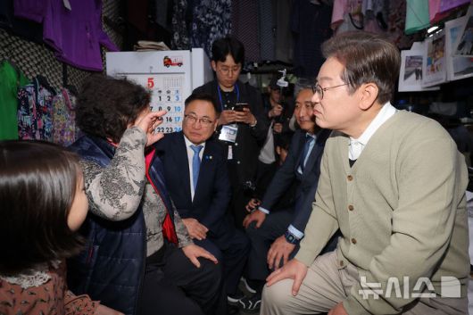 [옥천=뉴시스] 조성봉 기자 = 민심을 청취하는 '경청 투어'에 나선 이재명 더불어민주당 대선후보가 6일 충북 옥천군 옥천공설시장의 '국민보도연맹' 사건 피해자 유가족 상점을 찾아 대화를 나누고 있다. (공동취재) 2025.05.06. photo@newsis.com