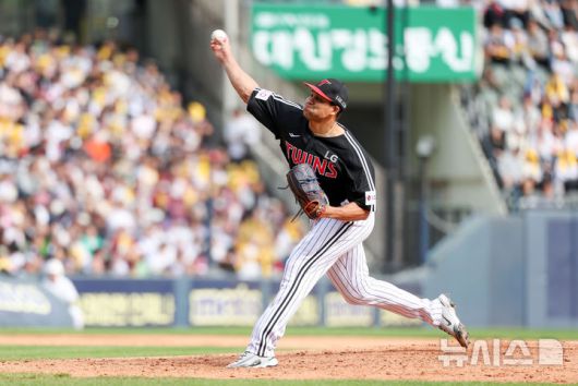 [서울=뉴시스] 김선웅 기자 = 6일 서울 송파구 잠실야구장에서 열린 2025 프로야구 LG 트윈스 vs 두산 베어스의 경기, 7회말 LG 선발투수 치리노스가 역투하고 있다. 2025.05.06. mangusta@newsis.com