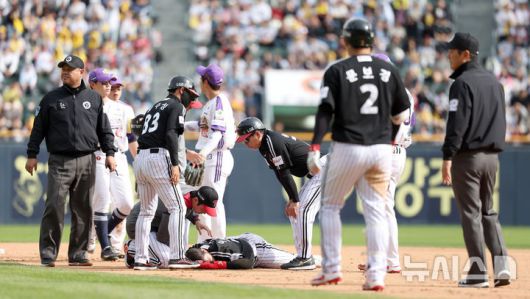 [서울=뉴시스] 김선웅 기자 = 6일 서울 송파구 잠실야구장에서 열린 2025 프로야구 LG 트윈스 vs 두산 베어스의 경기, 8회초 무사, 1루 주자 LG 오스틴이 진루 중 두산 2루수 강승호와 충돌해 쓰러져 있다. 2025.05.06. mangusta@newsis.com