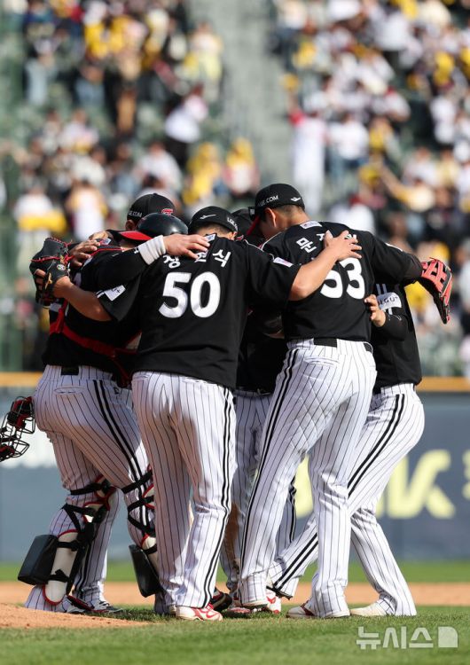 [서울=뉴시스] 김선웅 기자 = 6일 서울 송파구 잠실야구장에서 열린 2025 프로야구 LG 트윈스 vs 두산 베어스의 경기, 5-1로 두산에 승리를 거둔 LG 선수들이 자축하고 있다. 2025.05.06. mangusta@newsis.com