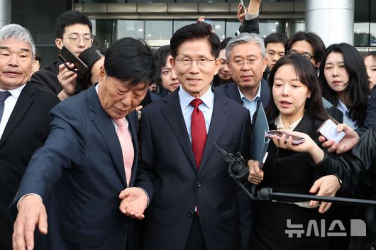 [경주=뉴시스] 권창회 기자 = 김문수 국민의힘 대선 후보가 6일 경북 경주시 HICO 미디어센터에서 김대식 의원과 대화를 나눈 뒤 서울로 가기 위해 이동하고 있다. 2025.05.06. kch0523@newsis.com