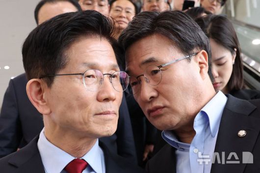 [경주=뉴시스] 권창회 기자 = 김문수 국민의힘 대선 후보가 6일 경북 경주시 HICO 미디어센터에서 김대식 의원과 대화하고 있다. 2025.05.06. kch0523@newsis.com