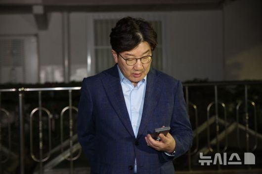 [서울=뉴시스] 김금보 기자 = 권성동 국민의힘 원내대표가 6일 오후 서울 관악구 김문수 대선후보의 자택 앞에서 '한덕수 후보와의 단일화'  관련 논의를 위해 김 후보를 기다리고 있다. 2025.05.06. kgb@newsis.com