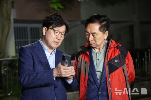 [서울=뉴시스] 김금보 기자 = 권성동 국민의힘 원내대표와 김기현 의원이 6일 오후 서울 관악구 김문수 대선후보의 자택 앞에서 '한덕수 후보와의 단일화'  관련 논의를 위해 김 후보를 기다리며 대화를 하고 있다. 2025.05.06. kgb@newsis.com