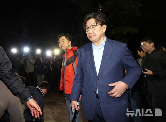 [서울=뉴시스] 김금보 기자 = 권성동 국민의힘 원내대표를 비롯한 중진의원들이 6일 오후 서울 관악구 김문수 대선후보의 자택 앞에서 '한덕수 후보와의 단일화'  관련 논의를 위해 김 후보를 기다리다가 되돌아가고 있다. 2025.05.06. kgb@newsis.com