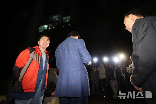 [서울=뉴시스] 김금보 기자 = 김기현(왼쪽) 국민의힘 의원이 6일 오후 서울 관악구 김문수 대선후보의 자택 앞에서 '한덕수 후보와의 단일화'  관련 논의를 위해 김 후보를 기다리며 웃음을 보이고 있다. 2025.05.06. kgb@newsis.com