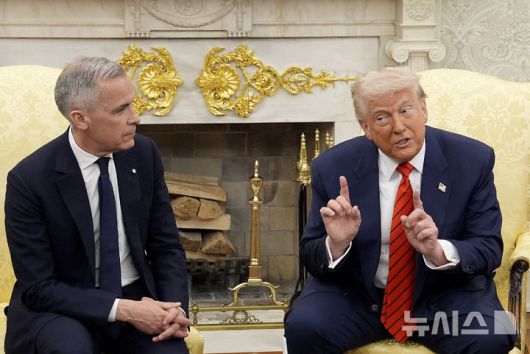 [워싱턴=AP/뉴시스] 9일(현지 시간) 월스트리트저널에 따르면 마크 카니 캐나다 총리가 올해 국방비를 북대서양조약기구(NATO·나토) 방위비 지출 목표인 국내총생산(GDP) 대비 2%에 맞추겠다고 밝혔다. 사진은 도널드 트럼프(오른쪽) 미국 대통령과 마크 카니 캐나다 총리가 지난달 백악관 집무실에서 회담하고 있는 모습. 2025.06.10.