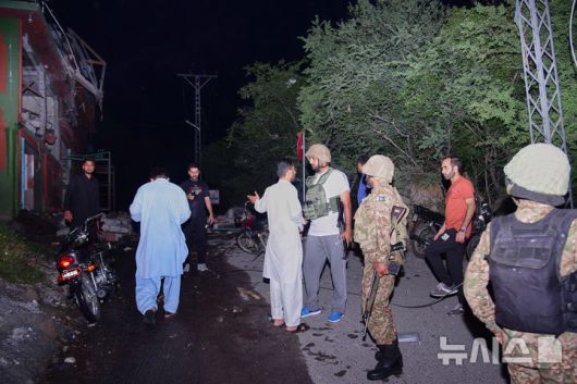 [무자파라바드=AP/뉴시스] 7일(현지 시간) 파키스탄령 카슈미르 무자파라바드 인근에서 취재진과 보안군 관계자들이 인도의 미사일 공격으로 추정되는 피해 현장에 모여 있다. 인도 정부는 이날 새벽 파키스탄령 카슈미르 9곳을 공격하는 ‘신두르 작전’을 개시했다고 밝혔다. 2025.05.07.