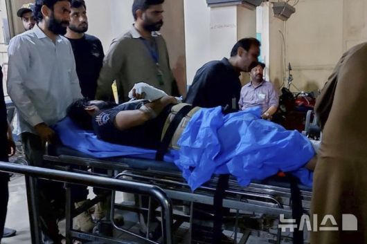 [바하왈푸르=AP/뉴시스] 7일(현지 시간) 파키스탄 바하활푸르 한 병원에서 인도의 미사일 공격으로 추정되는 공격으로 피해 입은 부상자가 이송되고 있다. 인도 정부는 이날 새벽 파키스탄령 카슈미르 9곳을 공격하는 ‘신두르 작전’을 개시했다고 밝혔다. 2025.05.07.